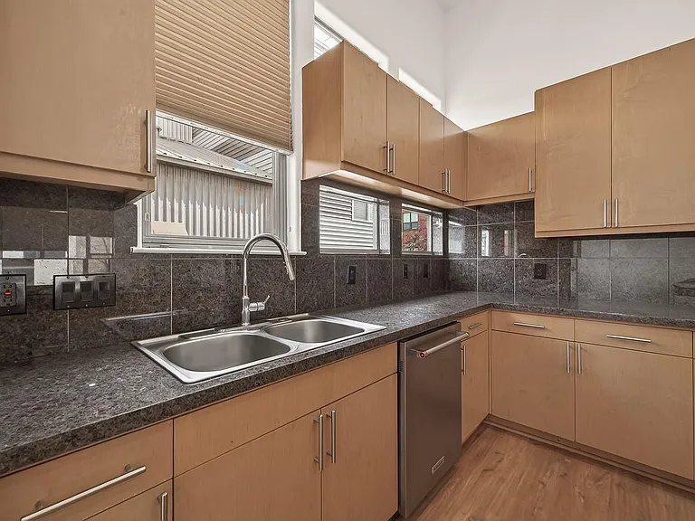 724 Ruthven St — Photo 20