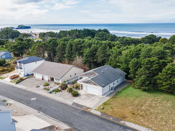 3136 Periwinkle Ln, Bandon, OR 97411