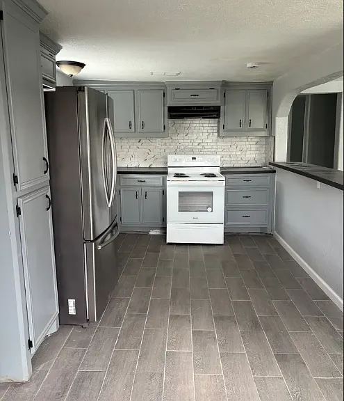 301 N Avenue C — Photo 4
