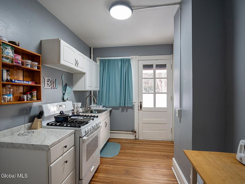 5th image of 884-886 Lancaster Street