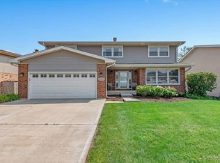 863 Papoose Ct, Carol Stream, IL 60188