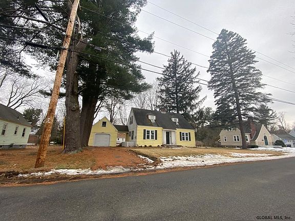 5th image of 20 Surrey Dr