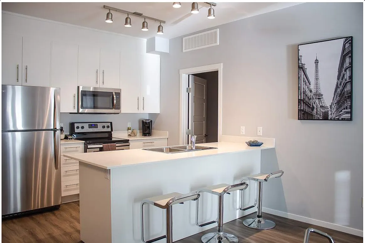 Vista Apartments — Photo 1