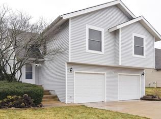 221 Apple Hill Ln, Streamwood, IL