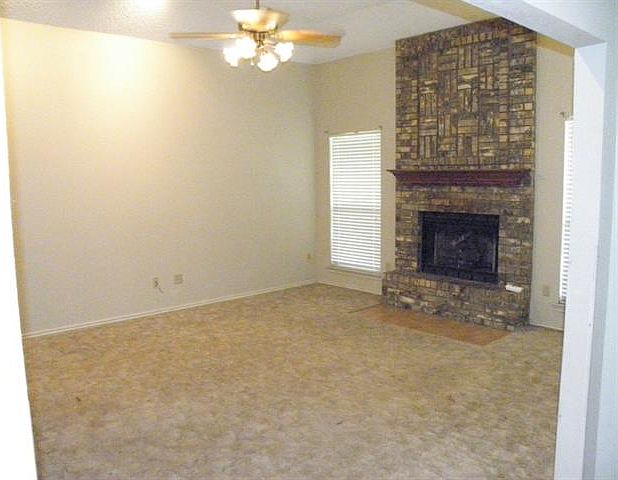 1st image of 881 Cloverleaf Ln
