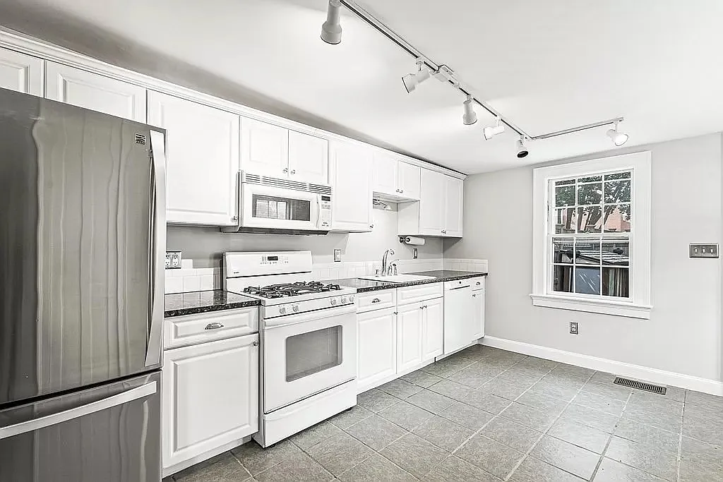 2 bed, 2.5 bath, 1338 sqft, $3,650 — Photo 2