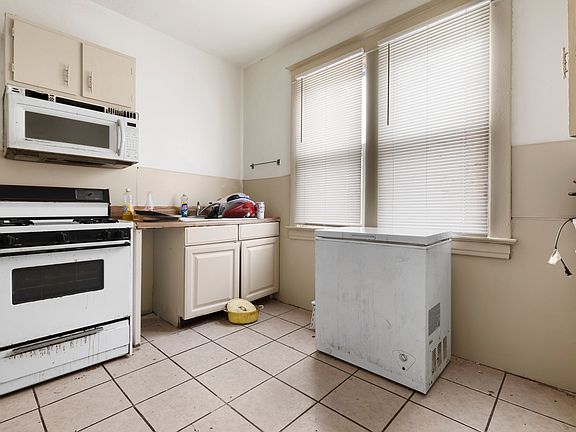 4th image of 128 N Hinkley Ave