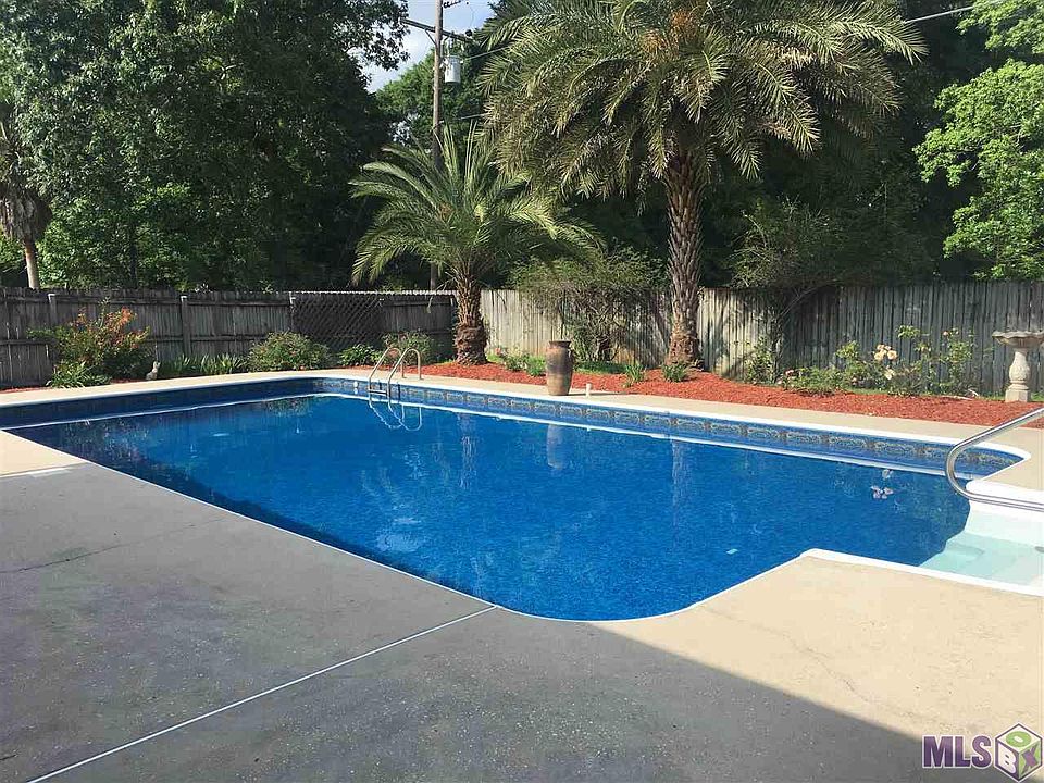 1st image of 18180 Lake Harbor Ln