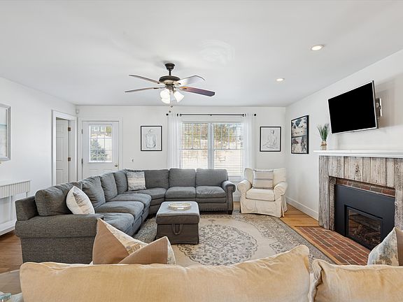3rd image of 32 Sugar Loaf Rd