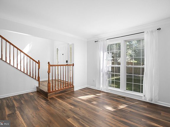 4th image of 21 Silverthorn Ct