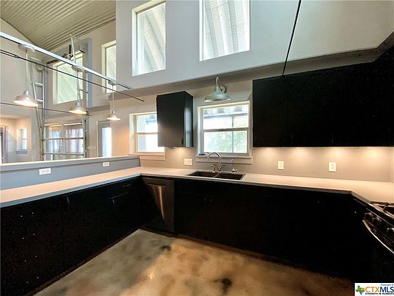 4th image of 1075 Lakefield