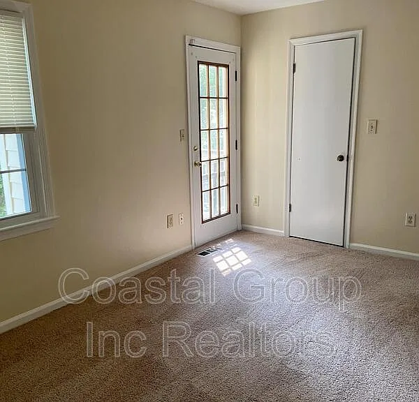 910 Jay Are Ct — Photo 12