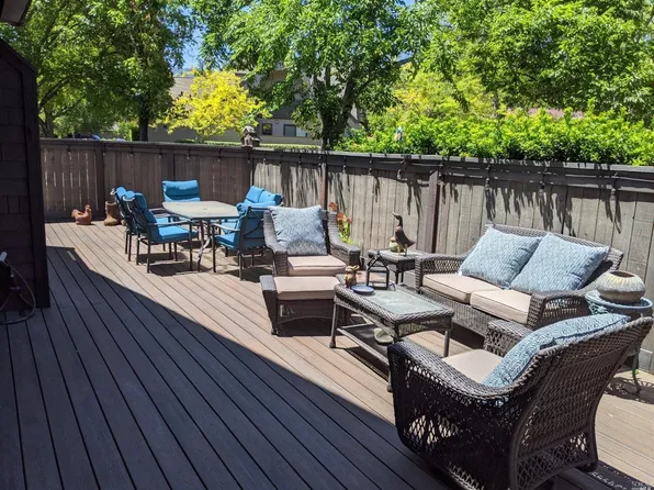 1382 Saint James Ct, Saint Helena, CA 94574