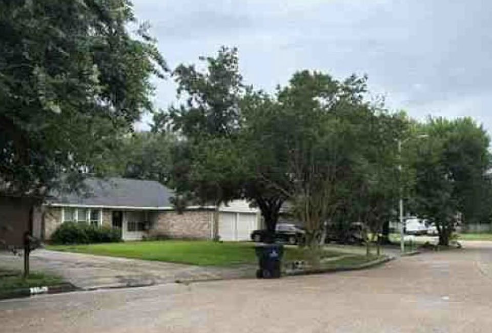 Exterior Neighborhood (street photo)