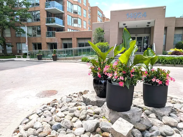 14924 Yonge St #305, Aurora, ON L4G 6H7