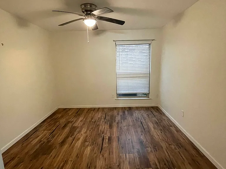 821 W Harwood Rd #D — Photo 8