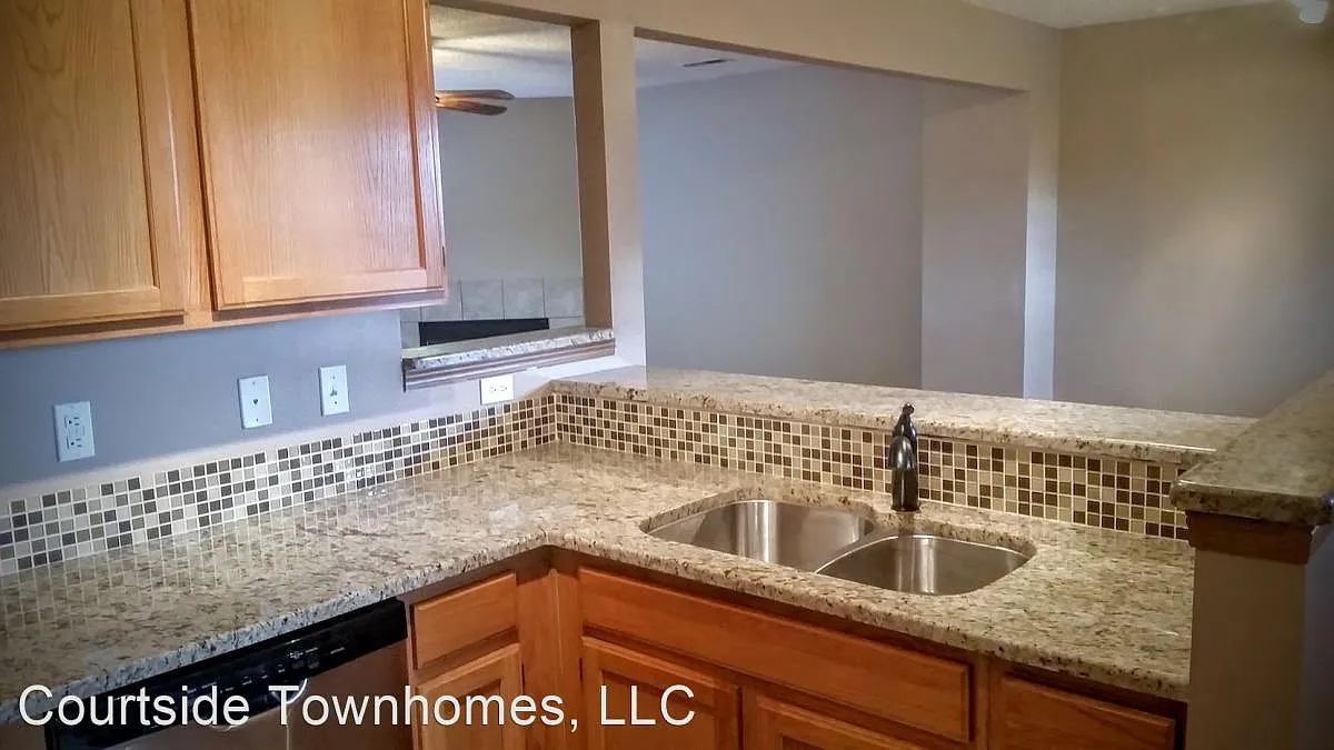 Courtside Townhomes — Photo 2