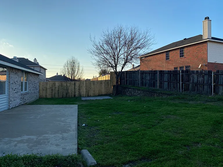 2112 W Grove Ln — Photo 2