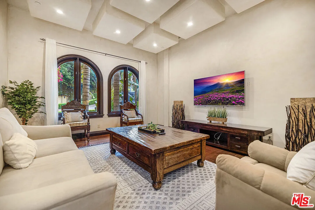 7 bed, 8.0 bath, 7571 sqft, $29,600 — Photo 4