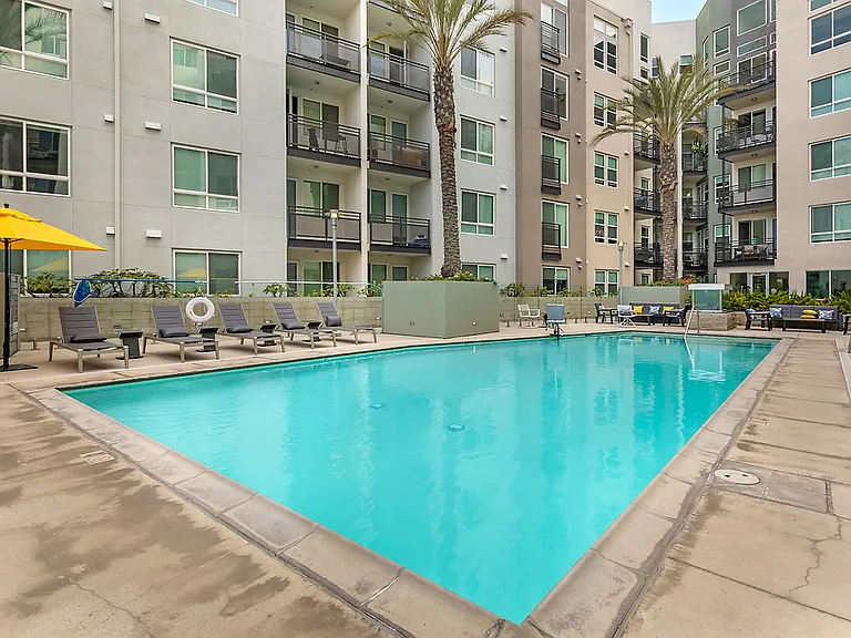 Wilshire La Brea — Photo 4