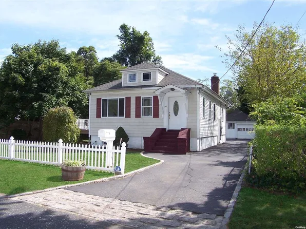 14 W Pine Street, Islip, NY 11751