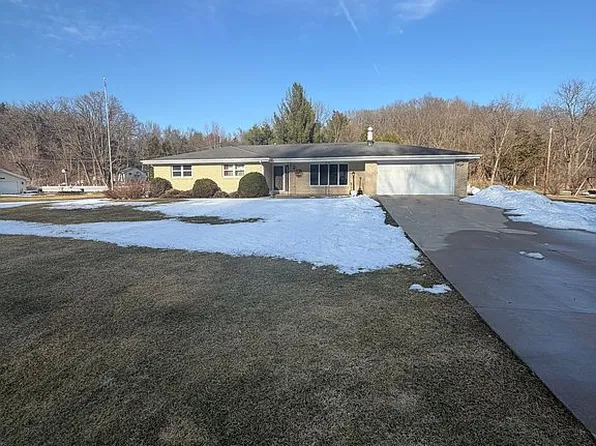 19420 Mud Lake Rd, Dubuque, IA 52001
