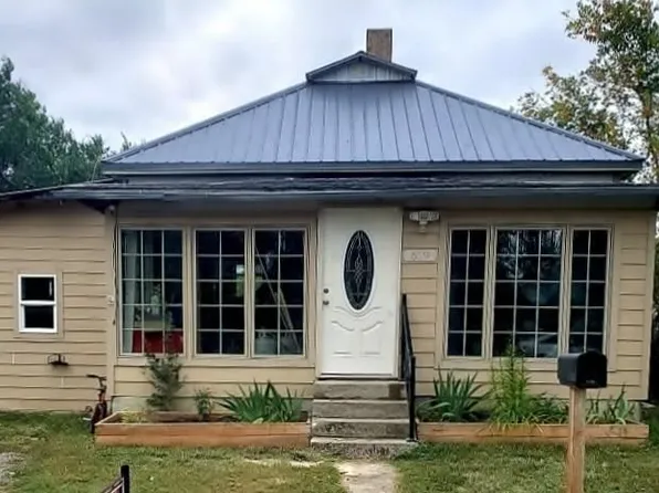 619 1st St E, Roundup, MT 59072