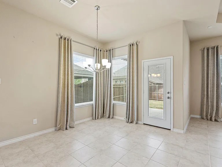 2104 Lake Cliff Dr — Photo 13