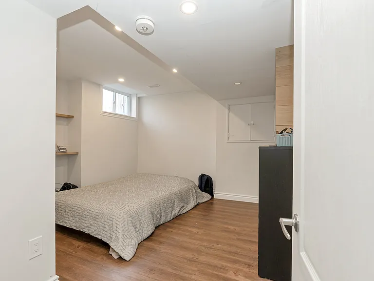 900 Green St #B — Photo 11
