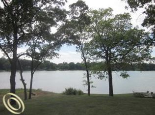 2360 E Hammond Lake Dr, Bloomfield Hills, MI 48302