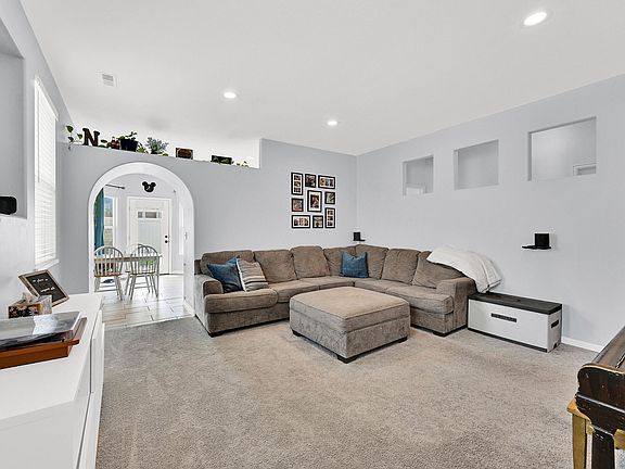 5th image of 302 N Foxboro Dr