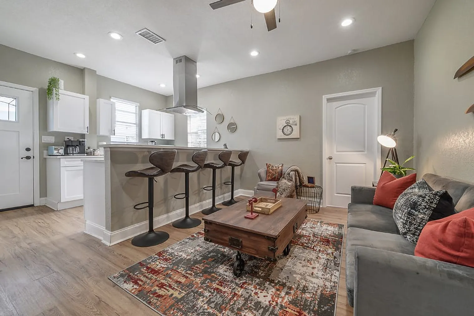 3 bed, 1.0 bath, $3,253 — Photo 3