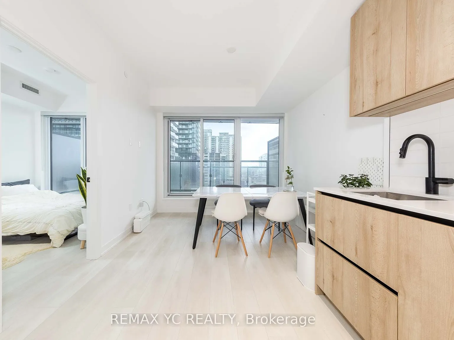 Line 5 Condos — Photo 4