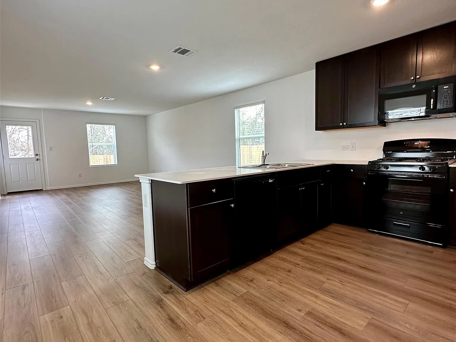 3 bed, 2.5 bath, 1468 sqft, $1,750 — Photo 1