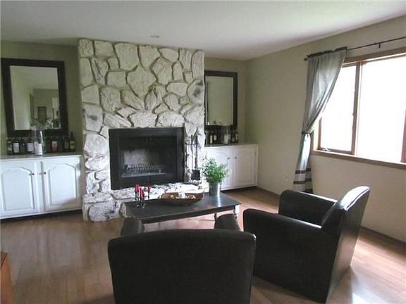 3rd image of 121 Oak Meadows Dr