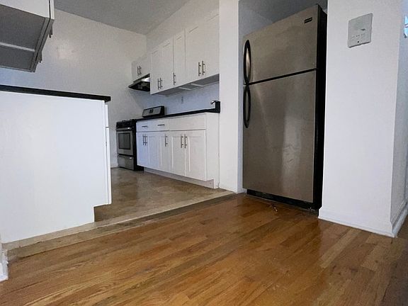 2nd image of 2100 Beekman Pl #A4