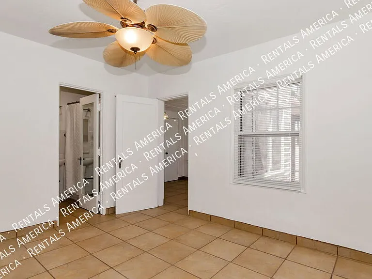 1119 E Silver St — Photo 14