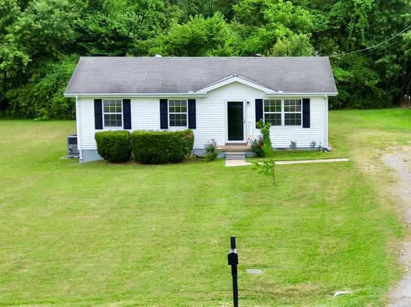 1040 Rebecca Dr, Burns, TN 37029