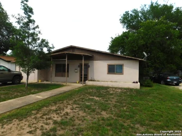 114 COLLEGE LN, Uvalde, TX 78801