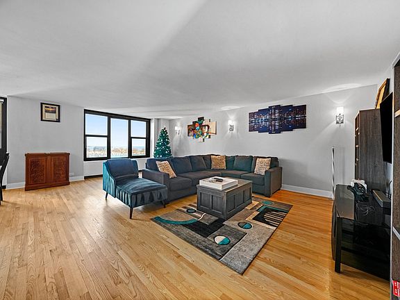 3rd image of 3150 N Lake Shore Dr APT 9E