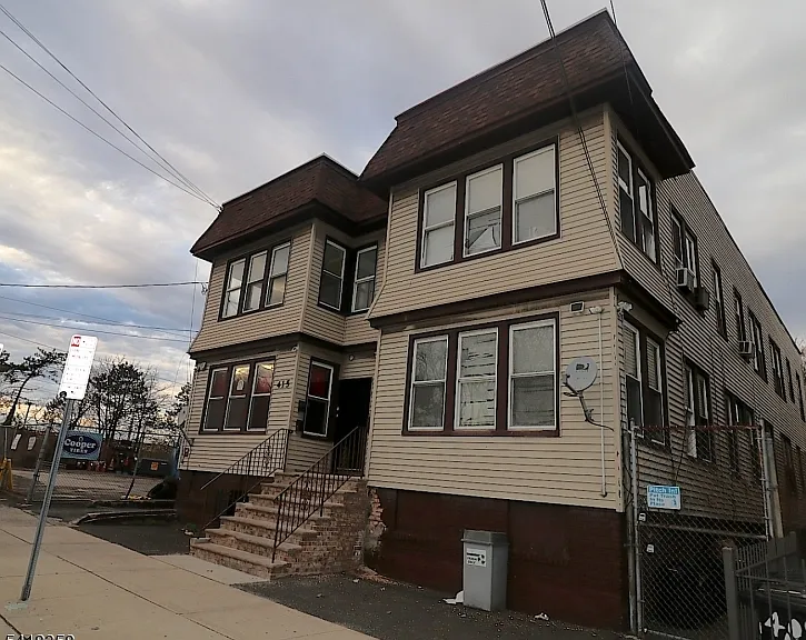 413 Lyons Ave #2L — Photo 1