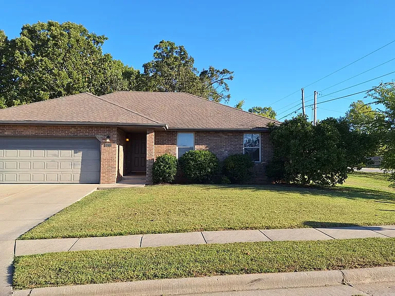 1305 E Hampton Dr — Photo 1