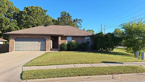 1305 E Hampton Dr Photo 1