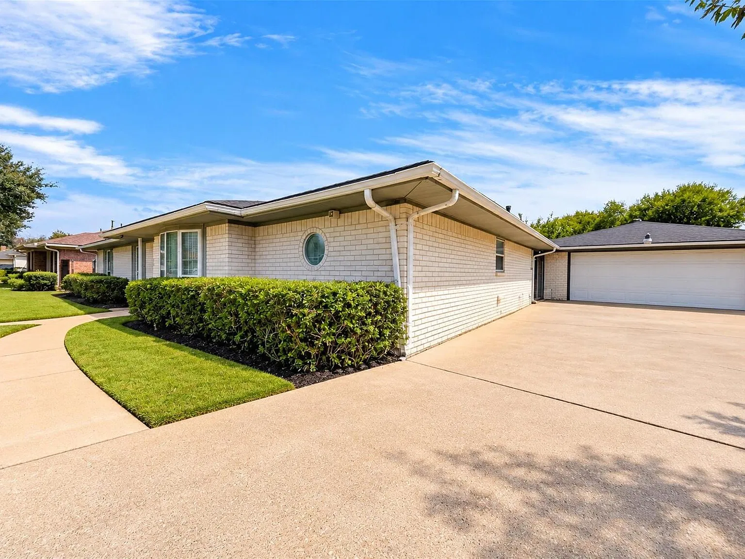 3 bed, 2.0 bath, 1982 sqft, $2,000 — Photo 3