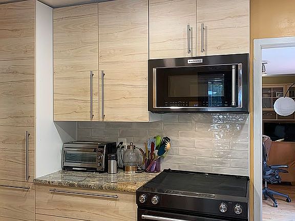 Kitchen 3: oven and microwav