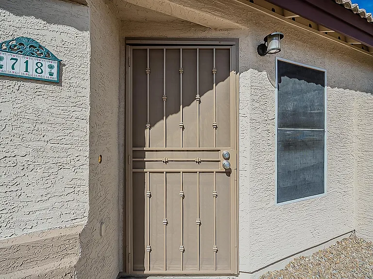 718 W Baylor Ln — Photo 4