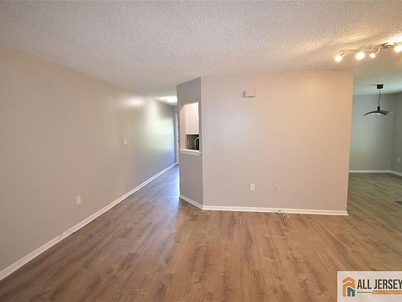 5th image of 49 Farnham Sq