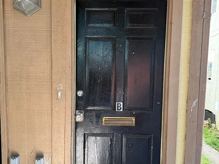 823 E Henry St #B — Photo 2