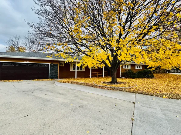 1002 Palmer Pl, Mitchell, SD 57301