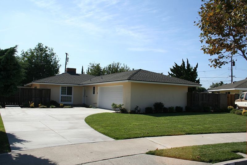 Front - Huge Driveway